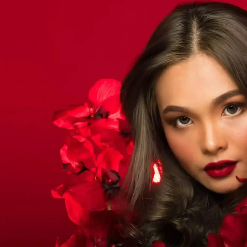 Aziatische gebruinde huid vrouw met sterke kleur rood lippeng-min